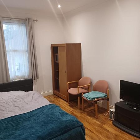 Beautiful Room In Lovely Flat Londra Exterior foto