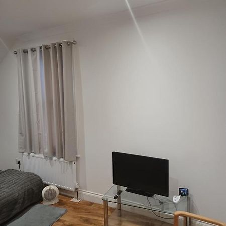 Beautiful Room In Lovely Flat Londra Exterior foto