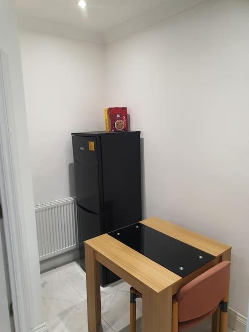 Beautiful Room In Lovely Flat Londra Exterior foto